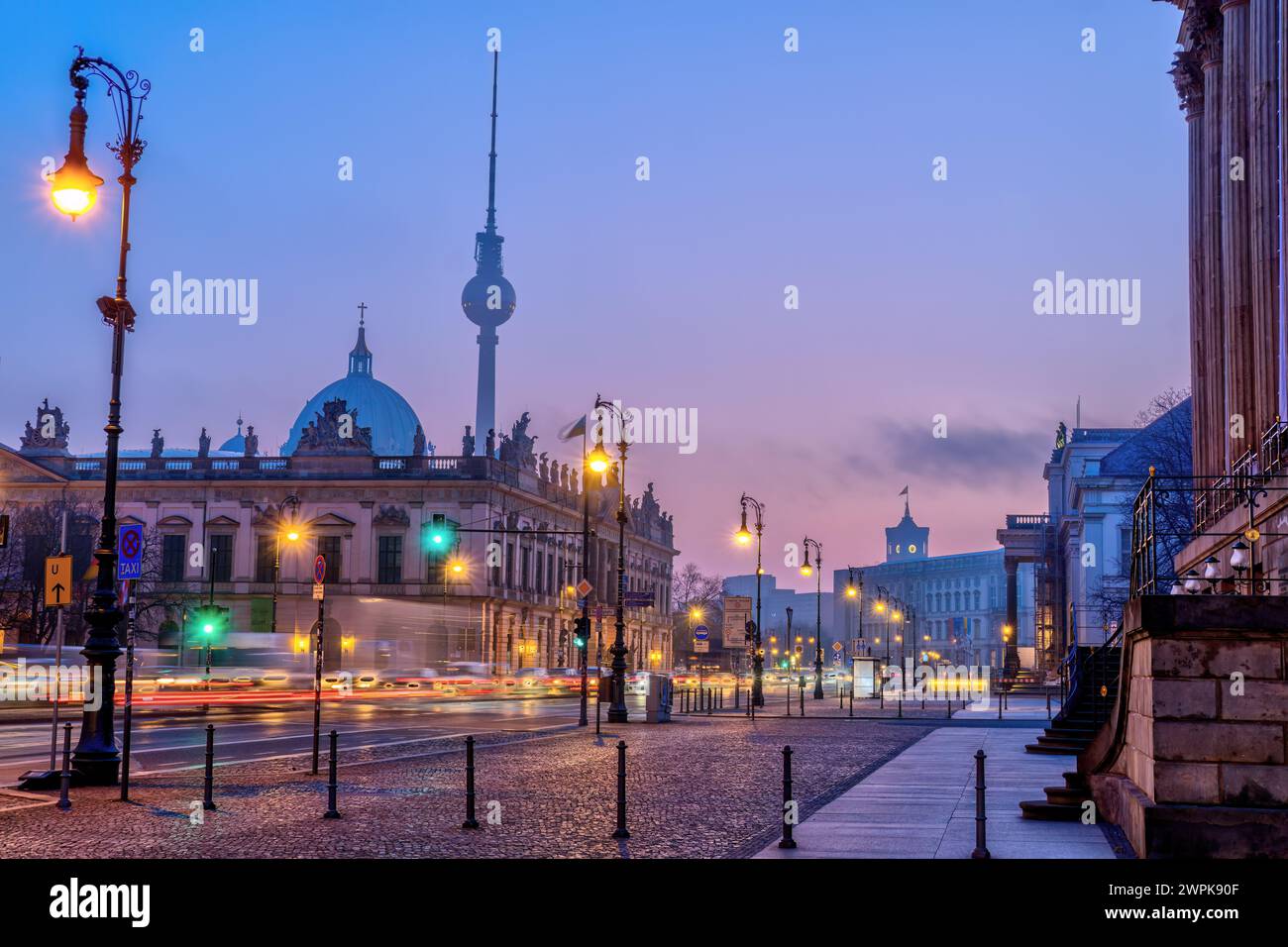 El boulevard Unter den Linden en Berlín al amanecer Foto de stock