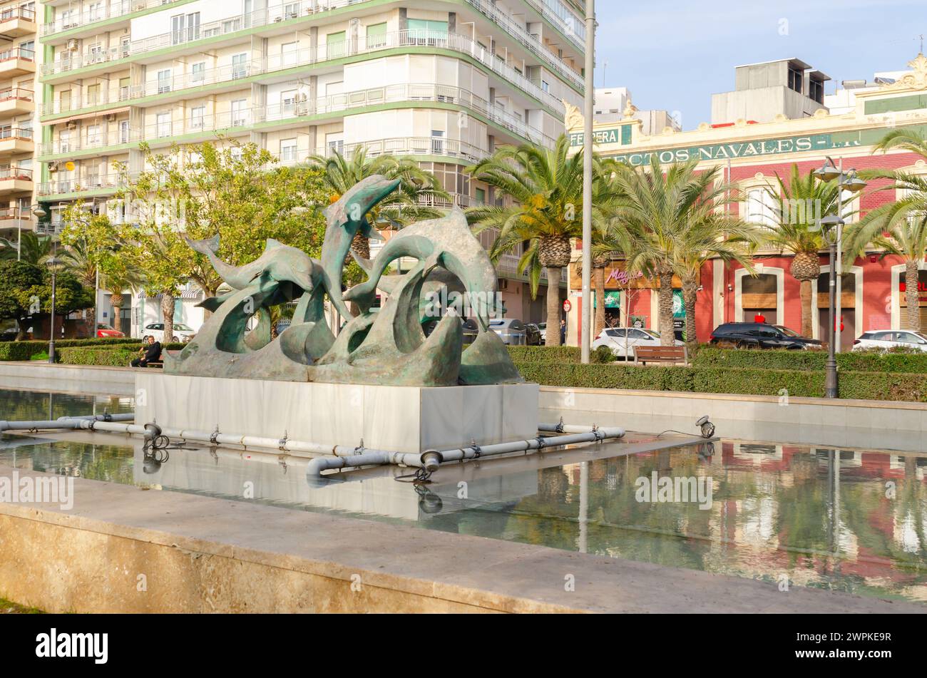 ALMERÍA, ESPAÑA - 11 DE DICIEMBRE de 2023 La escultura representa a cinco hermosos delfines jugando en las olas, ubicados en el centro de una fuente rectangular Foto de stock