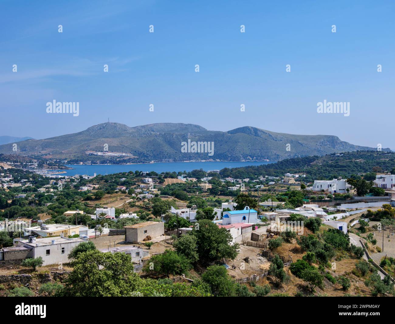 Vista hacia la bahía de Lakki, isla de Leros, Dodecaneso, Islas griegas, Grecia, Europa Foto de stock