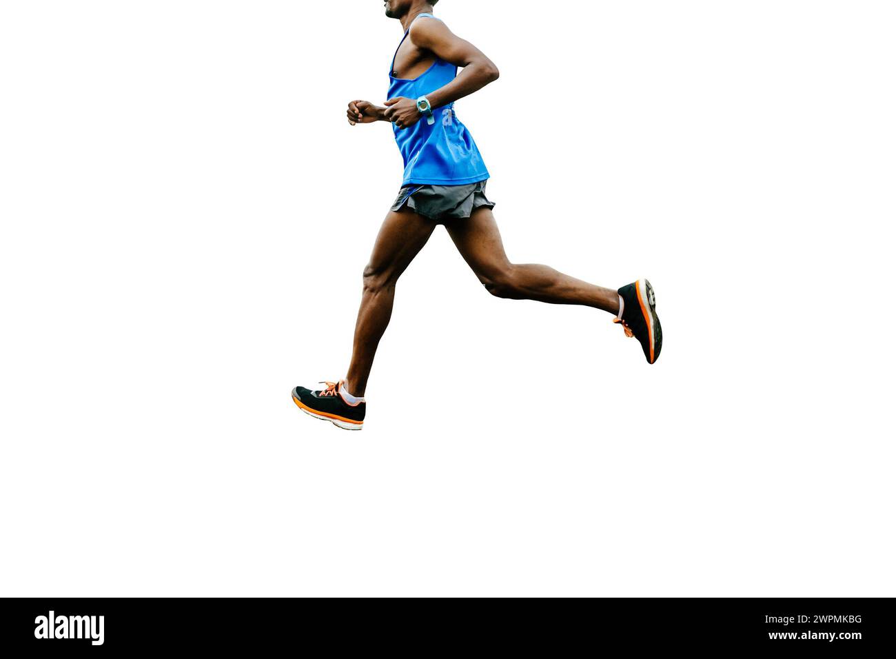 corredores africanos corriendo carrera de maratón, vestidos con ropa deportiva brillante, aislados sobre fondo blanco Foto de stock