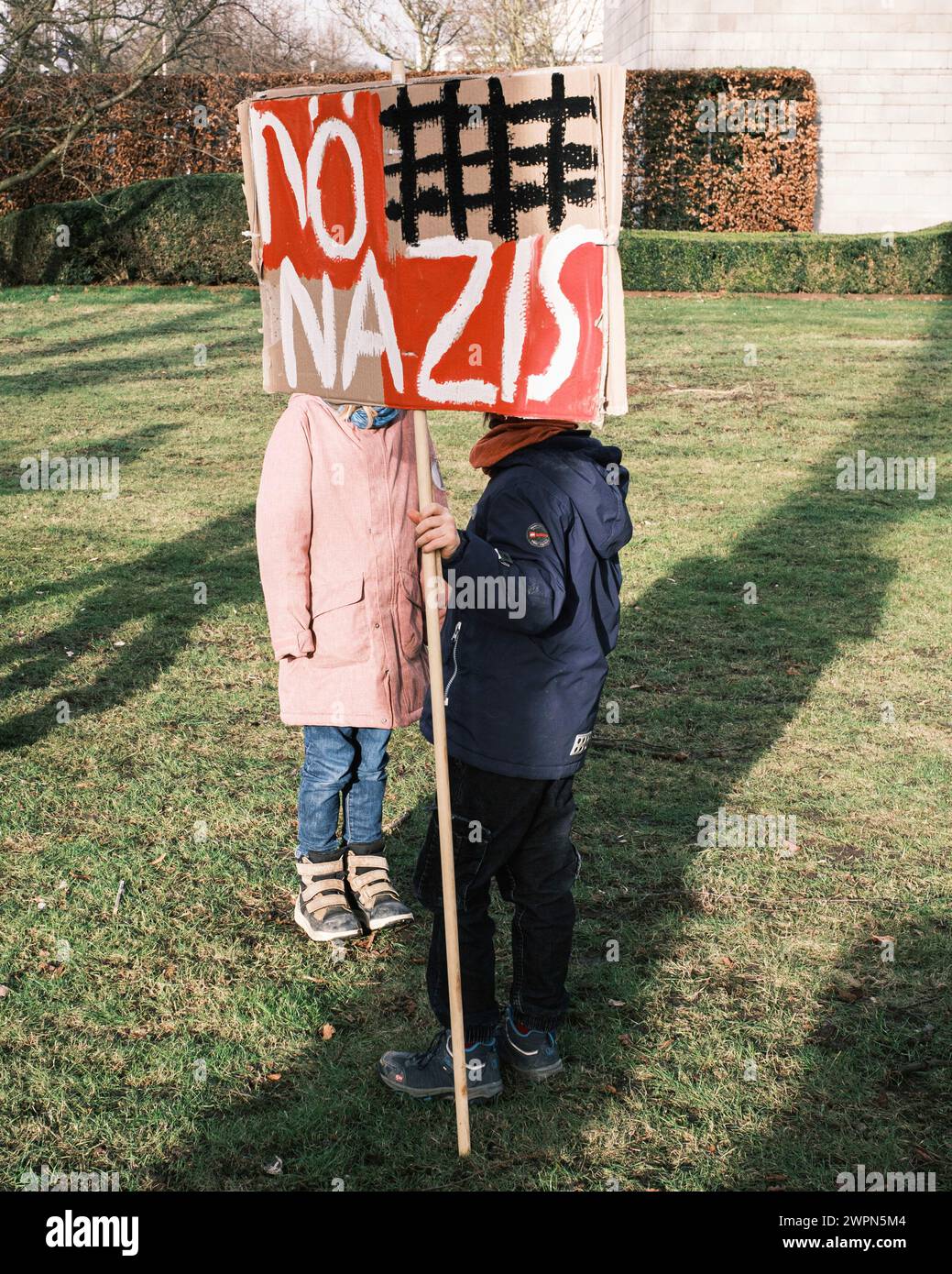 Niños en manifestación contra la derecha con signo de No Nazis Foto de stock