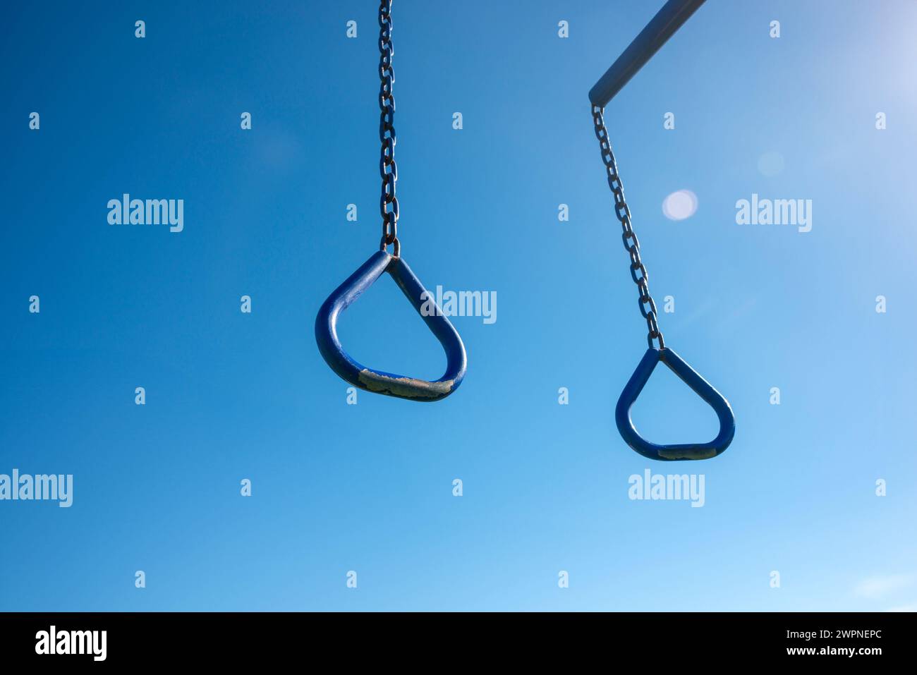 Colgando anillos de ejercicio contra un fondo de cielo azul Foto de stock