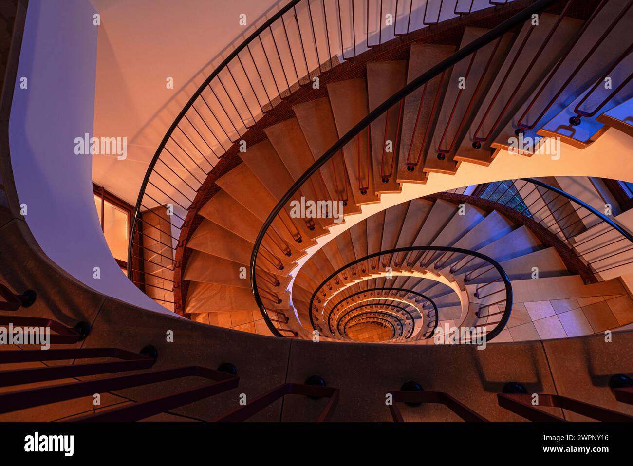 Escalera, edificio de oficinas Detjenhaus, Hamburgo Foto de stock