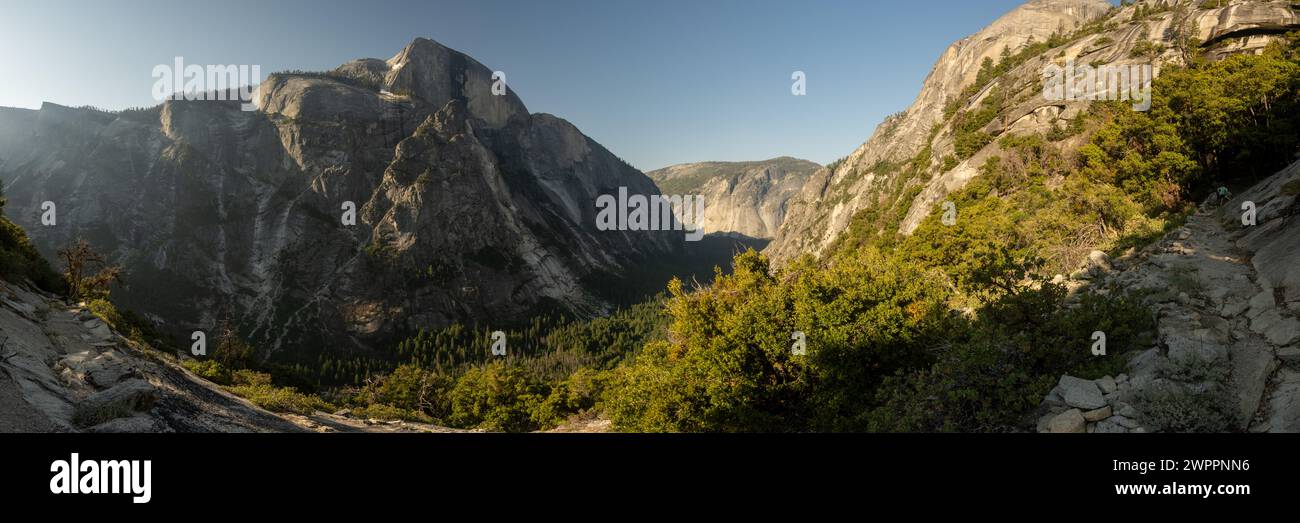 Vista panorámica del sol llenando el valle del lago Mirror debajo de la mitad de la cúpula en Yosemite Foto de stock