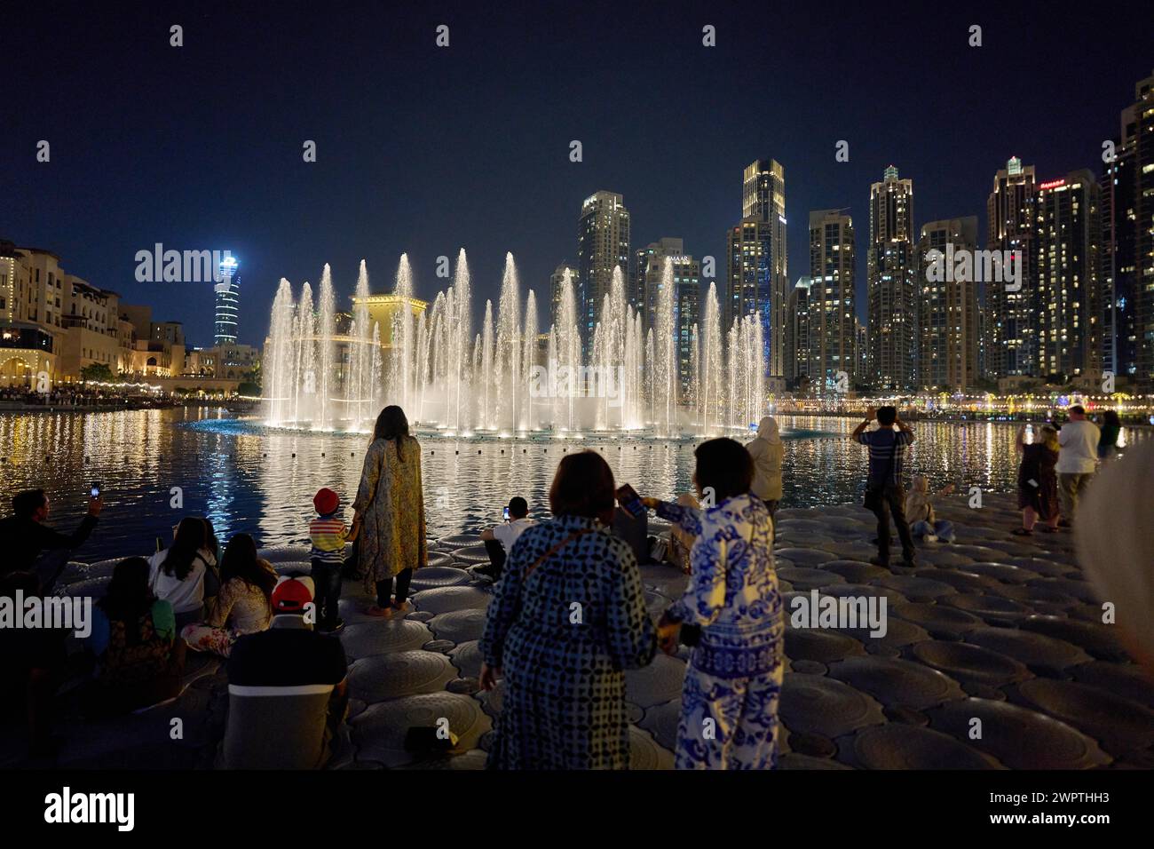 El agua de la Fuente de Dubai se encuentra en el lago Burj Khalifa. Dubai, Emiratos Árabes Unidos Foto de stock