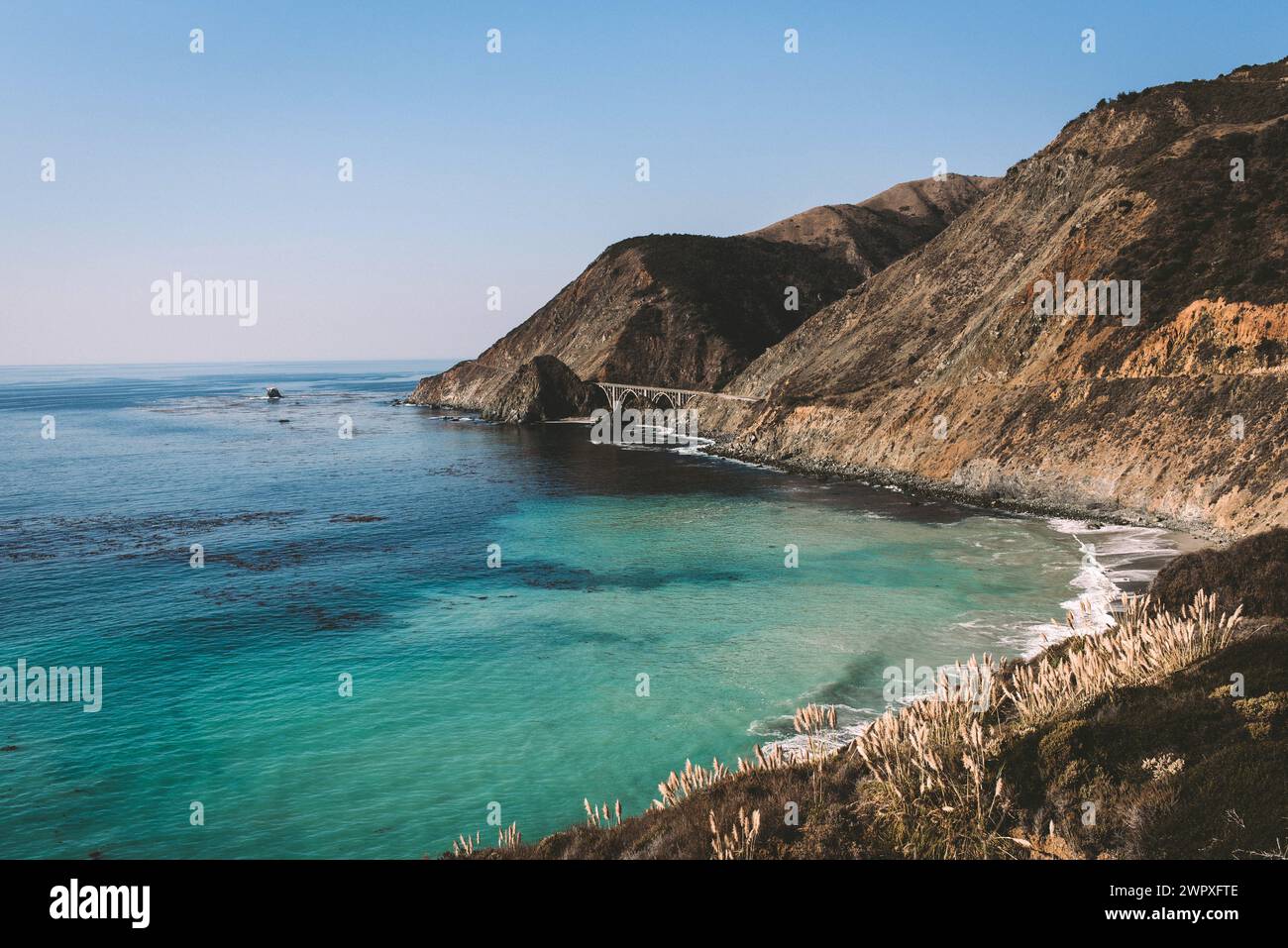 Puente Bixby en la costa de California visto desde Hurricane Point Foto de stock