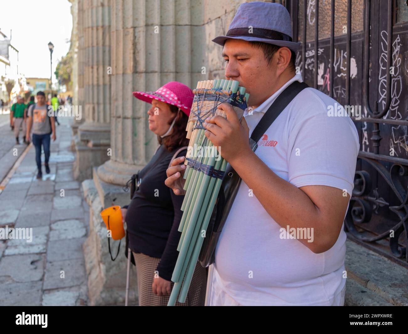 Oaxaca, México - Un hombre toca las cacerolas, mientras que una mujer ciega recoge propinas. Están en la Alcalá, una calle peatonal. Foto de stock