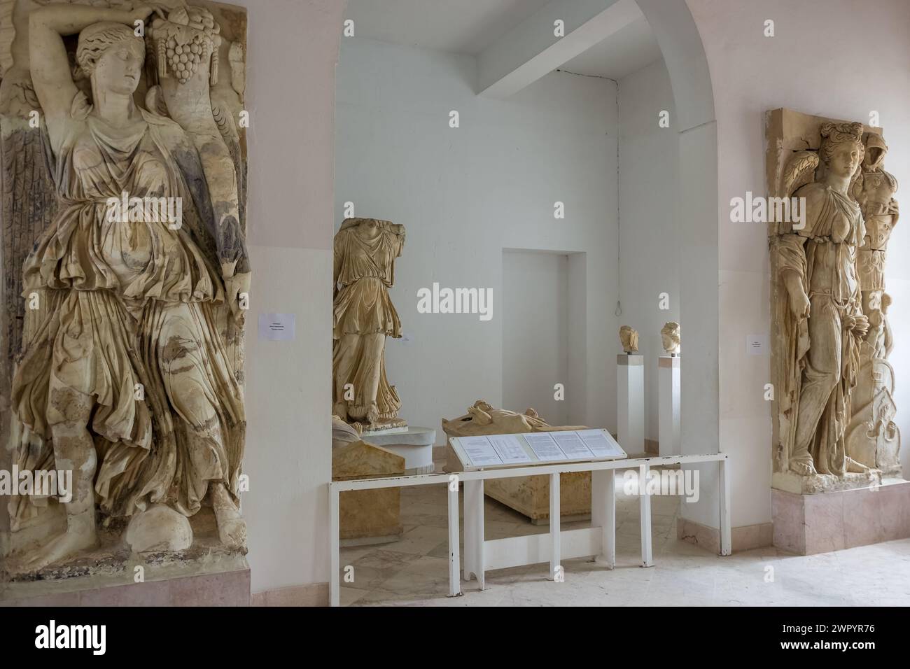 Detalle del interior del museo situado en el sitio arqueológico de Cartago en Byrsa, en la cima de la colina de Byrsa, en el corazón de la provincia de Túnez Foto de stock