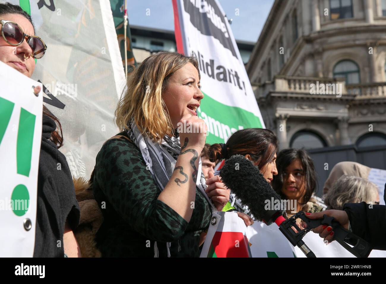 Charlotte Church, cantante y actriz galesa habla durante la protesta 'La Marcha Nacional por Palestina' en el centro de Londres. Los partidarios piden un alto el fuego tras el continuo bombardeo de Israel en la Franja de Gaza, en represalia por el ataque terrorista de Hamás el 7 de octubre de 2023. Foto de stock