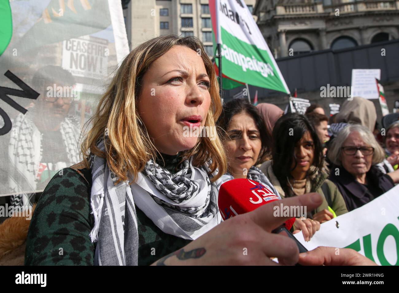 Charlotte Church, cantante y actriz galesa habla durante la protesta 'La Marcha Nacional por Palestina' en el centro de Londres. Los partidarios piden un alto el fuego tras el continuo bombardeo de Israel en la Franja de Gaza, en represalia por el ataque terrorista de Hamás el 7 de octubre de 2023. Foto de stock