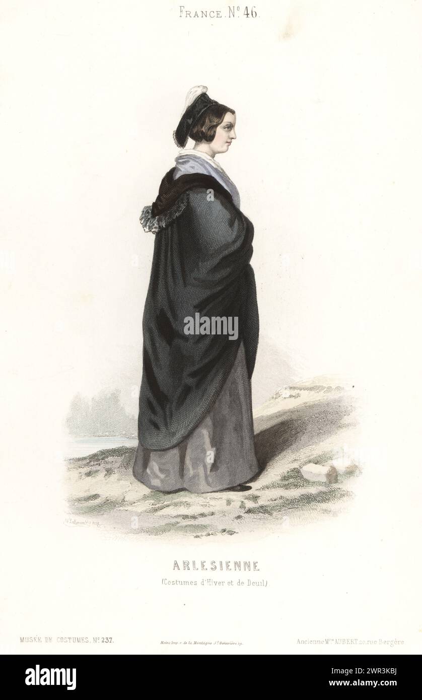 Mujer de Arles, Provenza, Francia, en invierno o disfraz de luto. En negro Ruban o cinta de coiffe, manto largo con capucha sobre un vestido gris oscuro. Arlesienne (Disfraz de hiver y de deuil). Grabado de acero a mano de Armand Joseph Lallemand del Musée Cosmopolite, Musée de Costumes, Cosmopolitan Museum, publicado por ancienne maison Aubert, París, 1850. Foto de stock