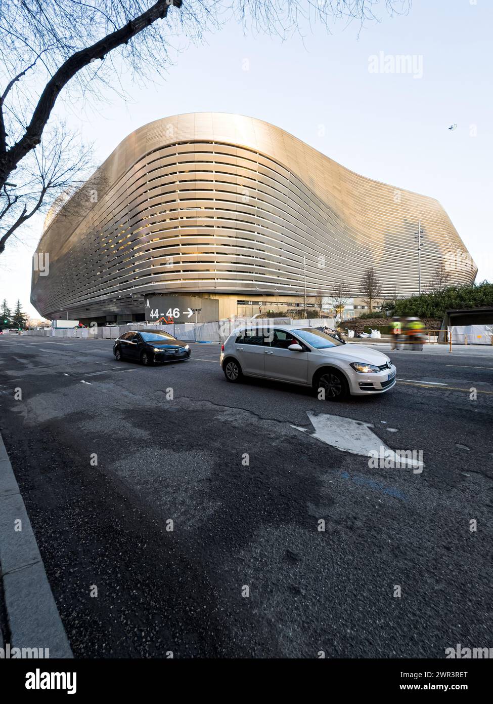 Madrid, España - 1 de febrero de 2024: Exterior del Santiago Bernabéu, estadio de fútbol del Real Madrid, durante las obras de renovación. Foto de stock