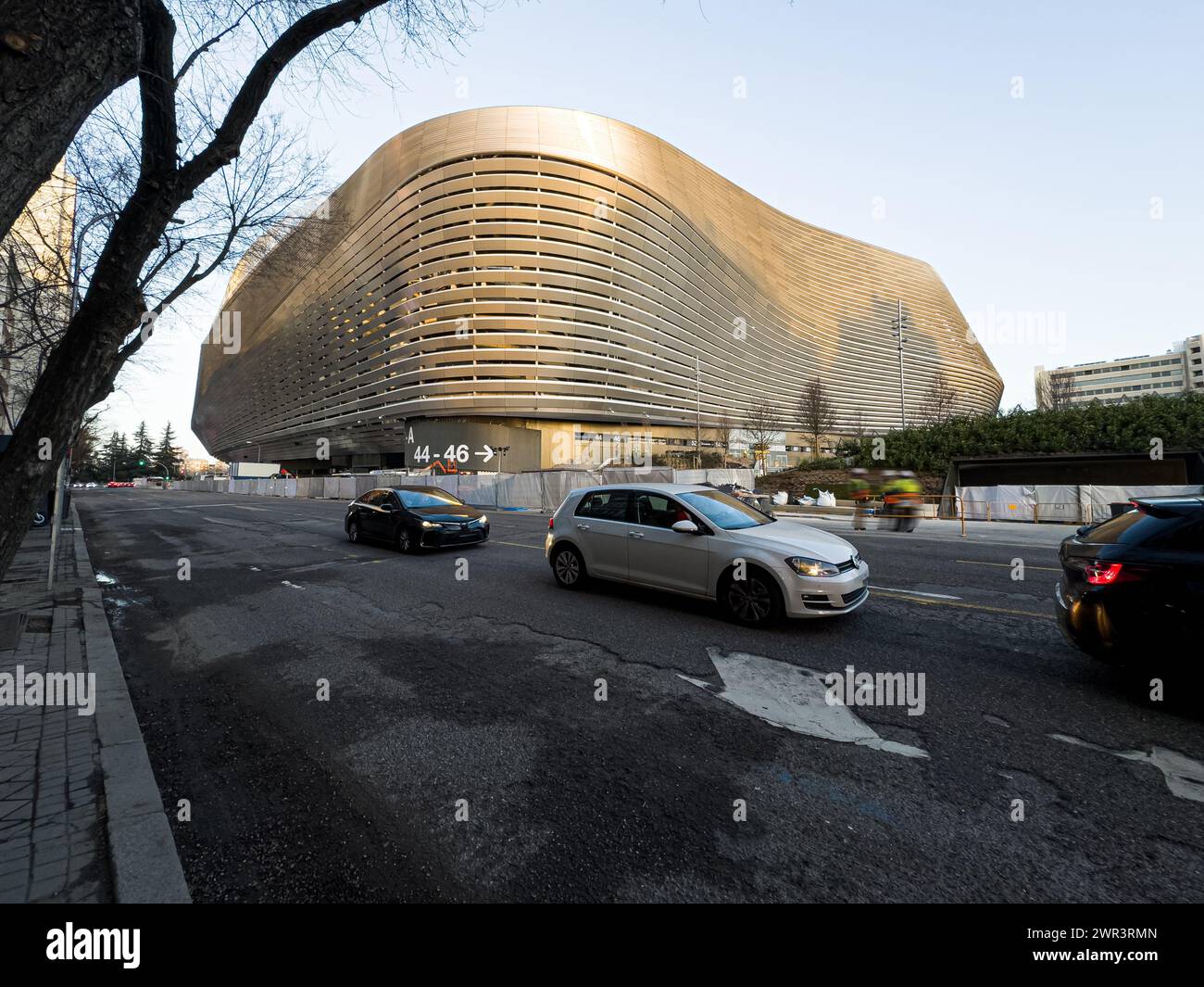 Madrid, España - 1 de febrero de 2024: Exterior del Santiago Bernabéu, estadio de fútbol del Real Madrid, durante las obras de renovación. Foto de stock
