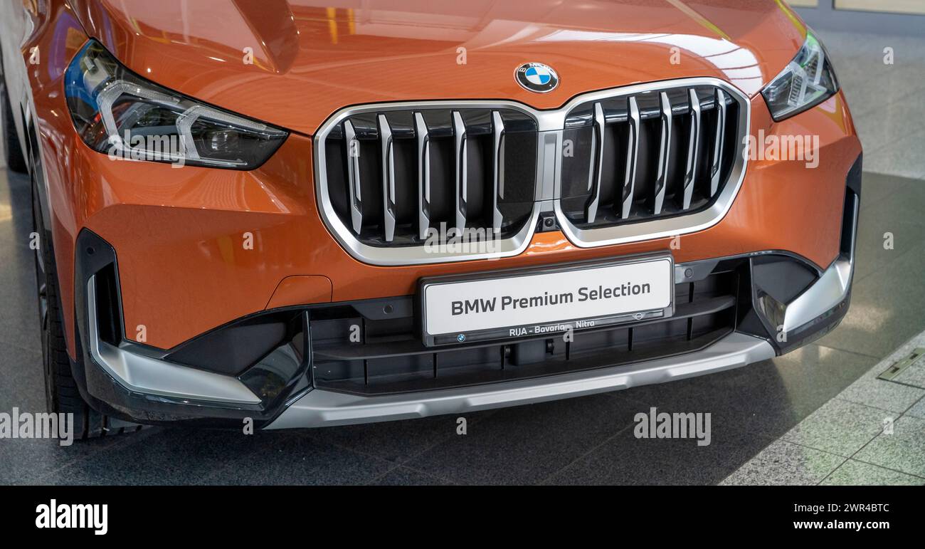 Nitra, Eslovaquia - 10 de marzo de 2024 : Un coche bmw moderno de cerca. BMW X1 xdrive 23i coche de selección premium. Bayerische Motoren Werke AG comúnmente conocido Foto de stock