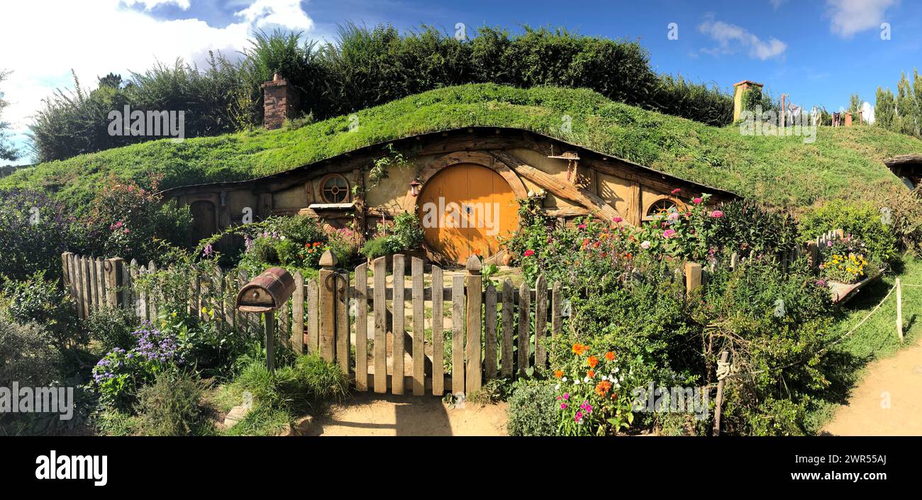 Una casa hobbit rodeada de exuberante jardín verde en Auckland, Nueva Zelanda Foto de stock