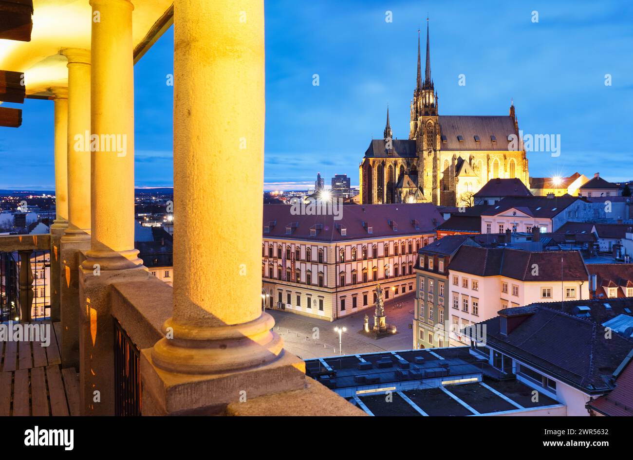 Brno - Increíble vista de la vieja remolque y la catedral de St. Pedro y Pablo, República Checa por la noche Foto de stock