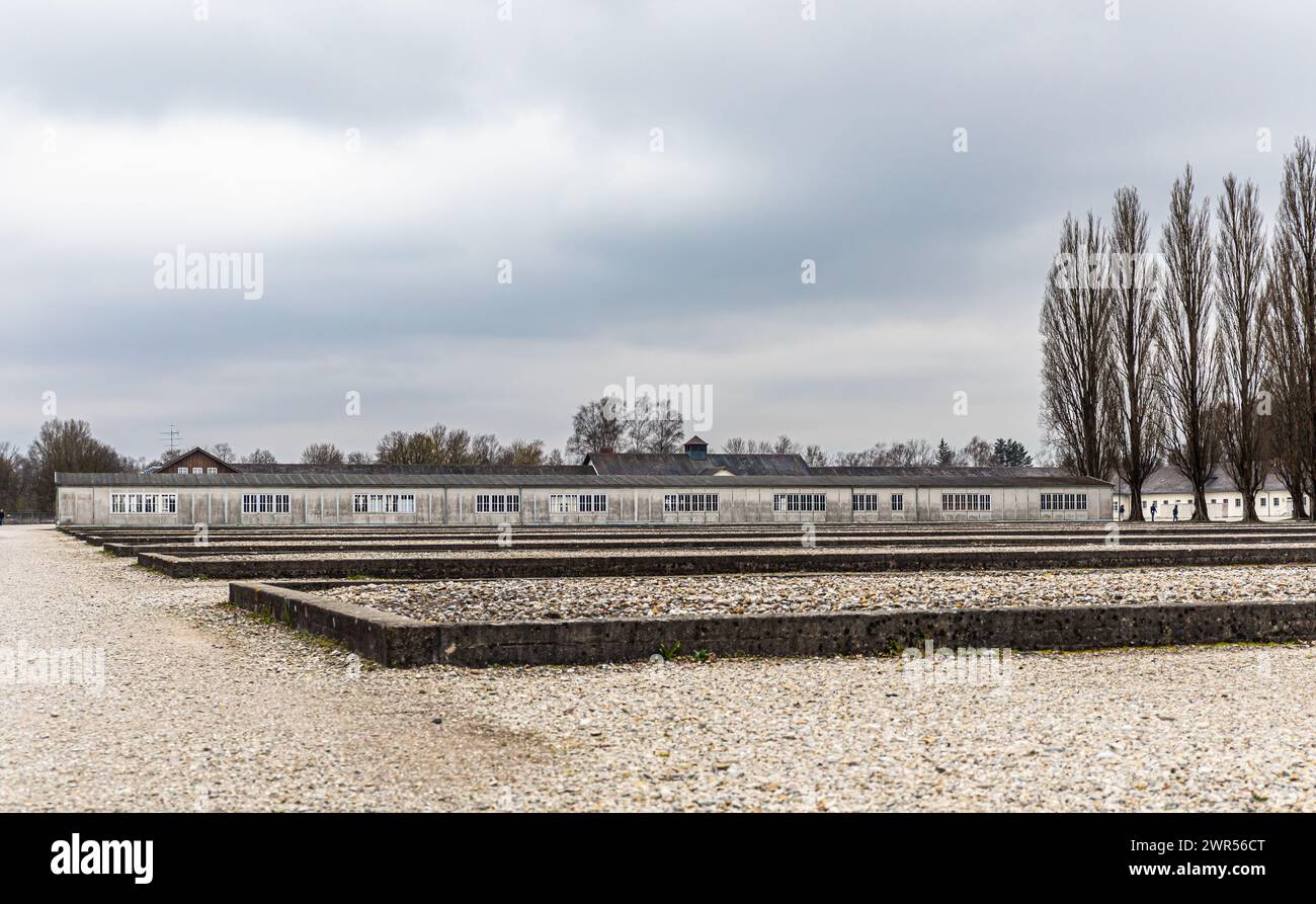 Zwei Baracken wurde wieder aufgestellt. Von den übrigen Baracken sind nur noch die Fundamente erhalten. (Dachau, Alemania, 08.04.2023) Foto de stock