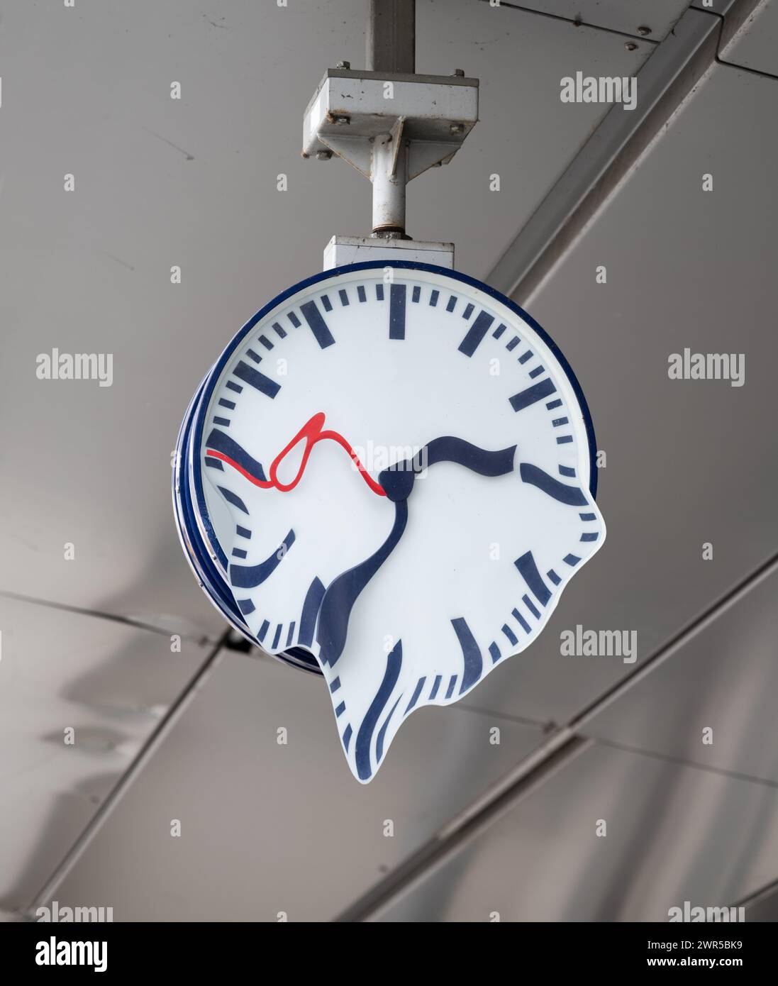 Reloj de la estación de Deutsche Bahn sin logotipo, el tiempo se está acabando Foto de stock