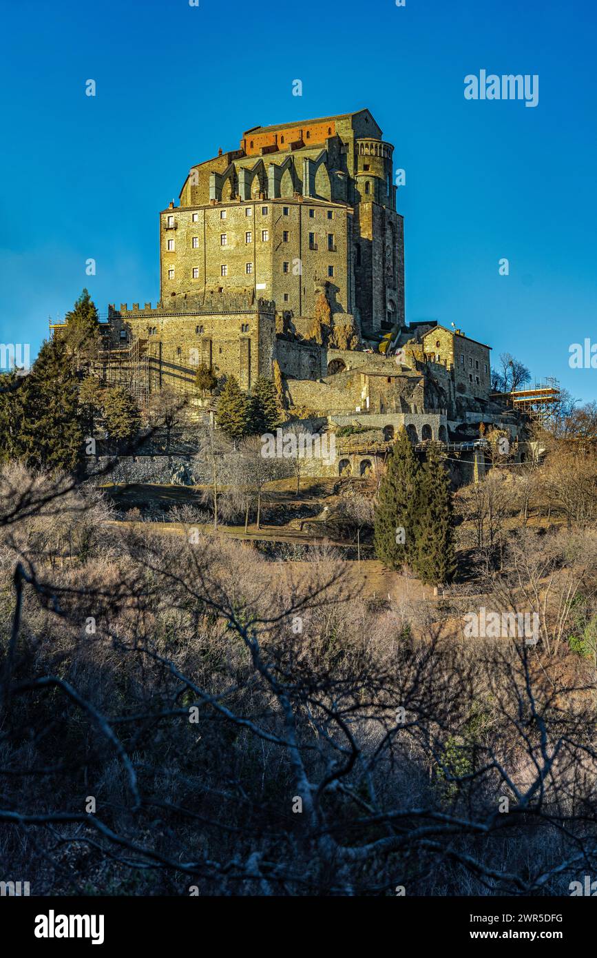 La Sacra di San Michele, una abadía imponente que domina la entrada al Valle de Susa desde la cima del Monte Pirchiriano. Turín, Italia Foto de stock
