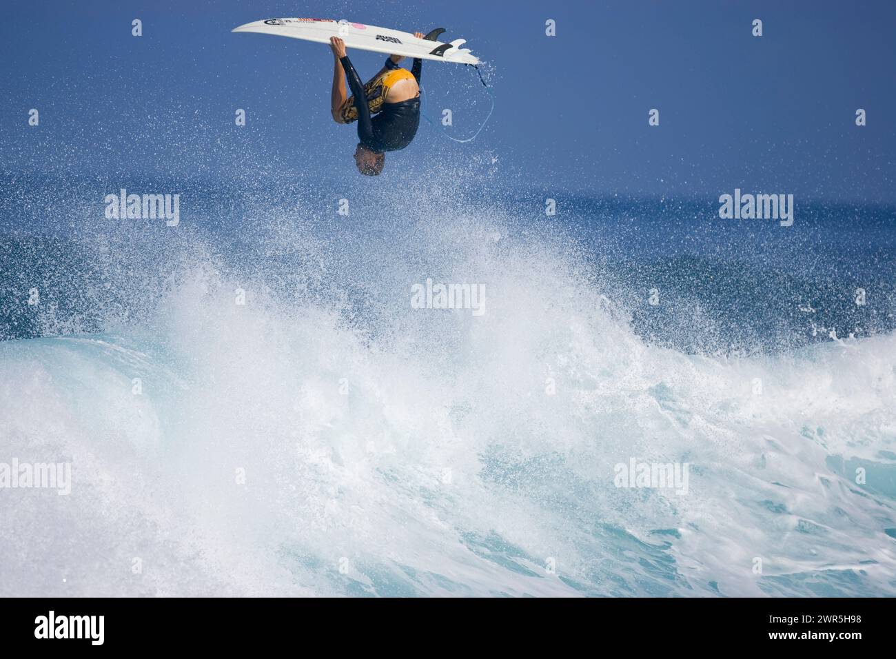 Un joven surfeando en Rocky Point en la costa norte de Oahu, Hawai Foto de stock