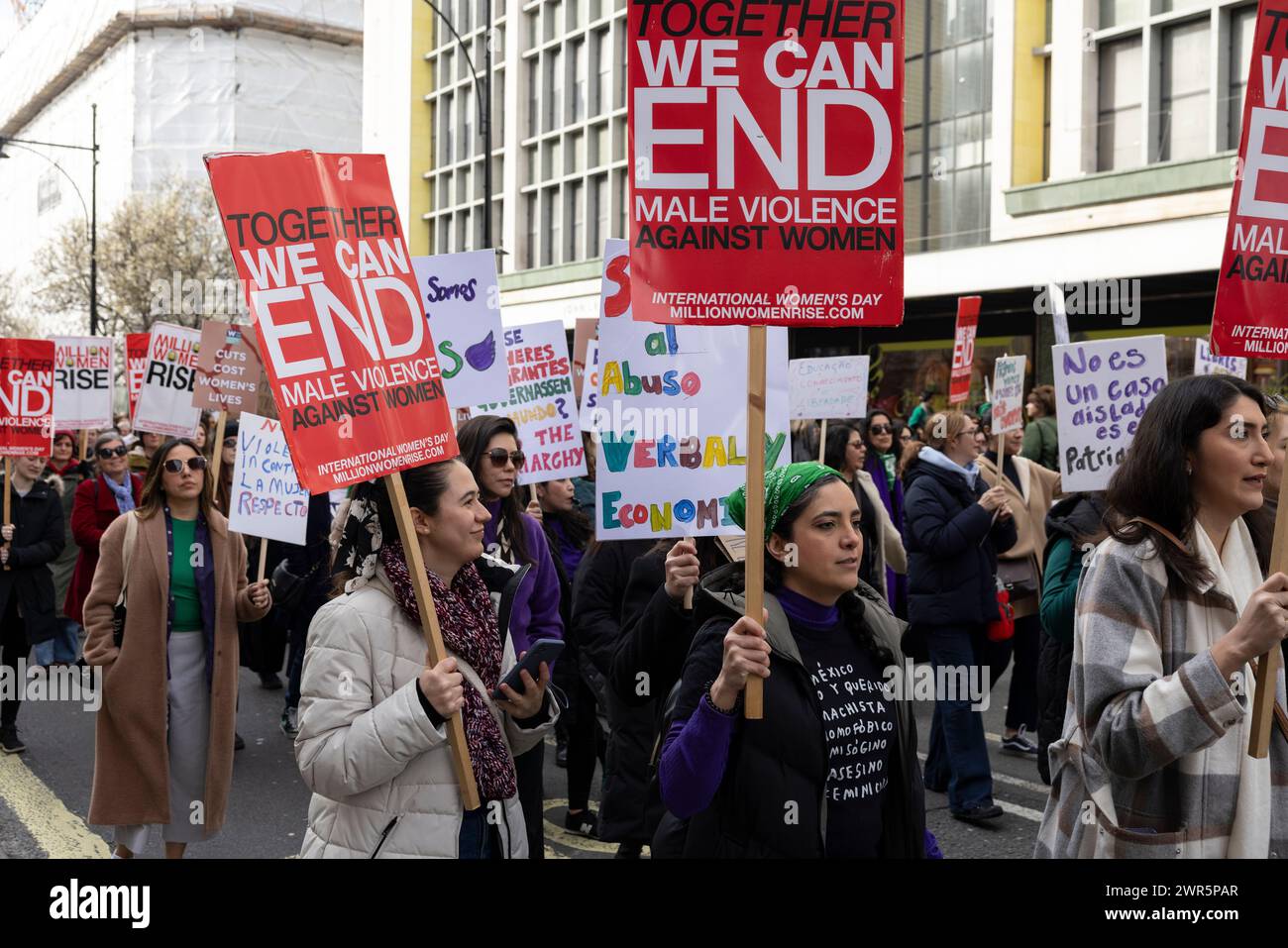 Millones de Mujeres Rise 2024 organizó la marcha contra la Violencia Masculina el sábado 08 de marzo coincidiendo con el Día Internacional de la Mujer. Foto de stock
