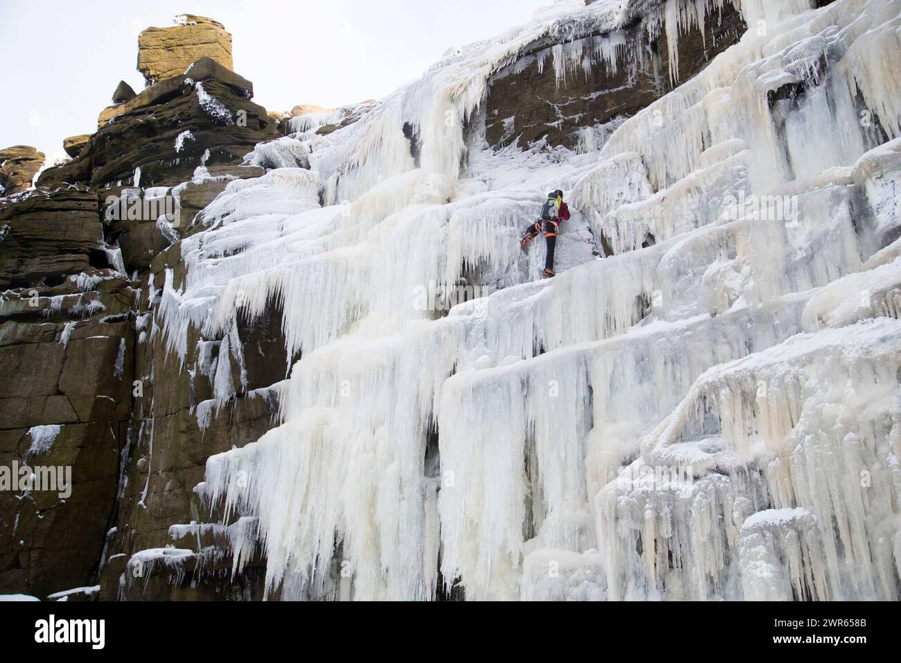 03/01/19 Después de una de las noches más frías del año, un escalador de hielo se abre camino por la cara congelada de la caída de Kinder, que normalmente es de 30 metros Foto de stock