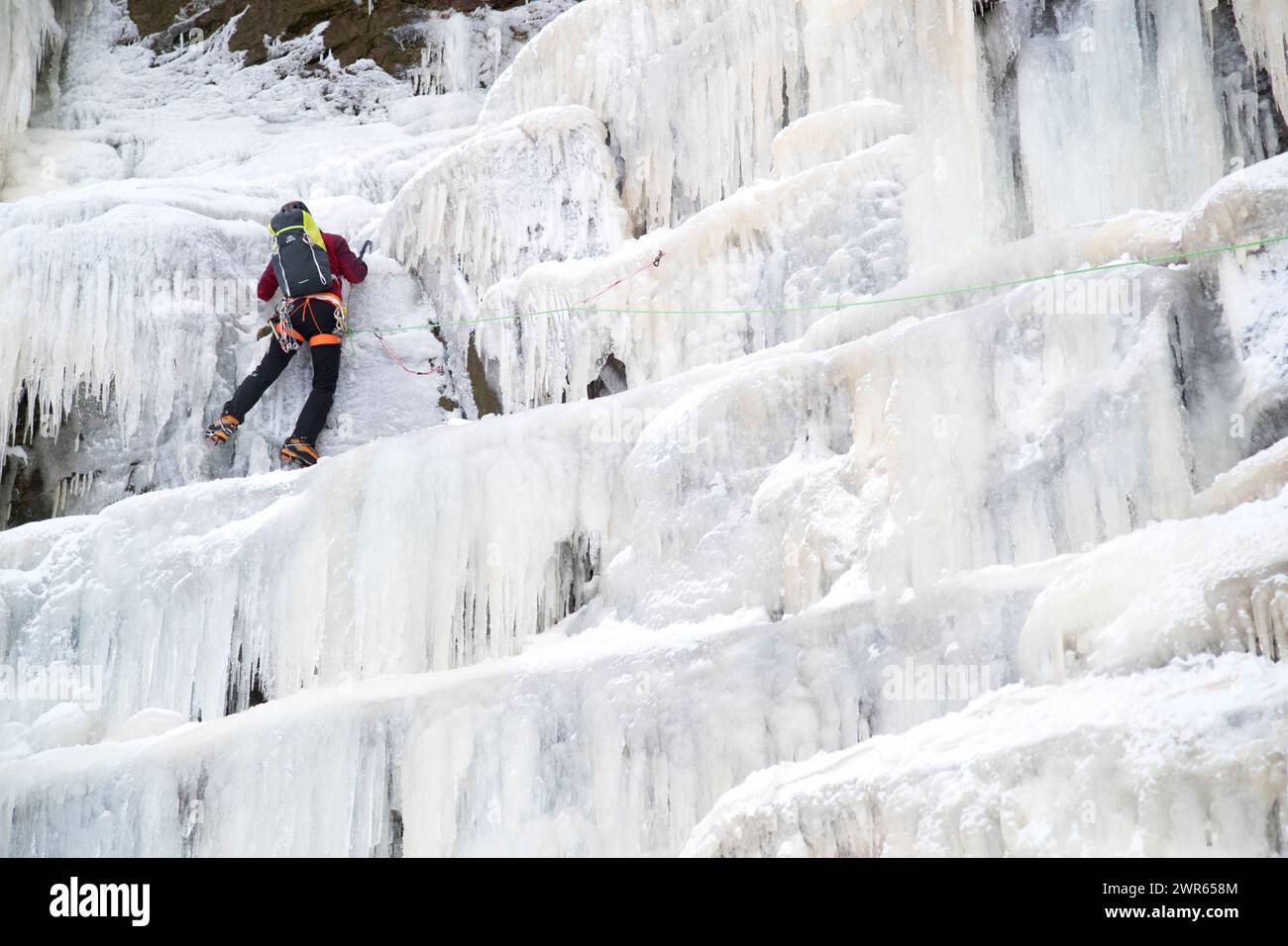 03/01/19 Después de una de las noches más frías del año, un escalador de hielo se abre camino por la cara congelada de la caída de Kinder, que normalmente es de 30 metros Foto de stock