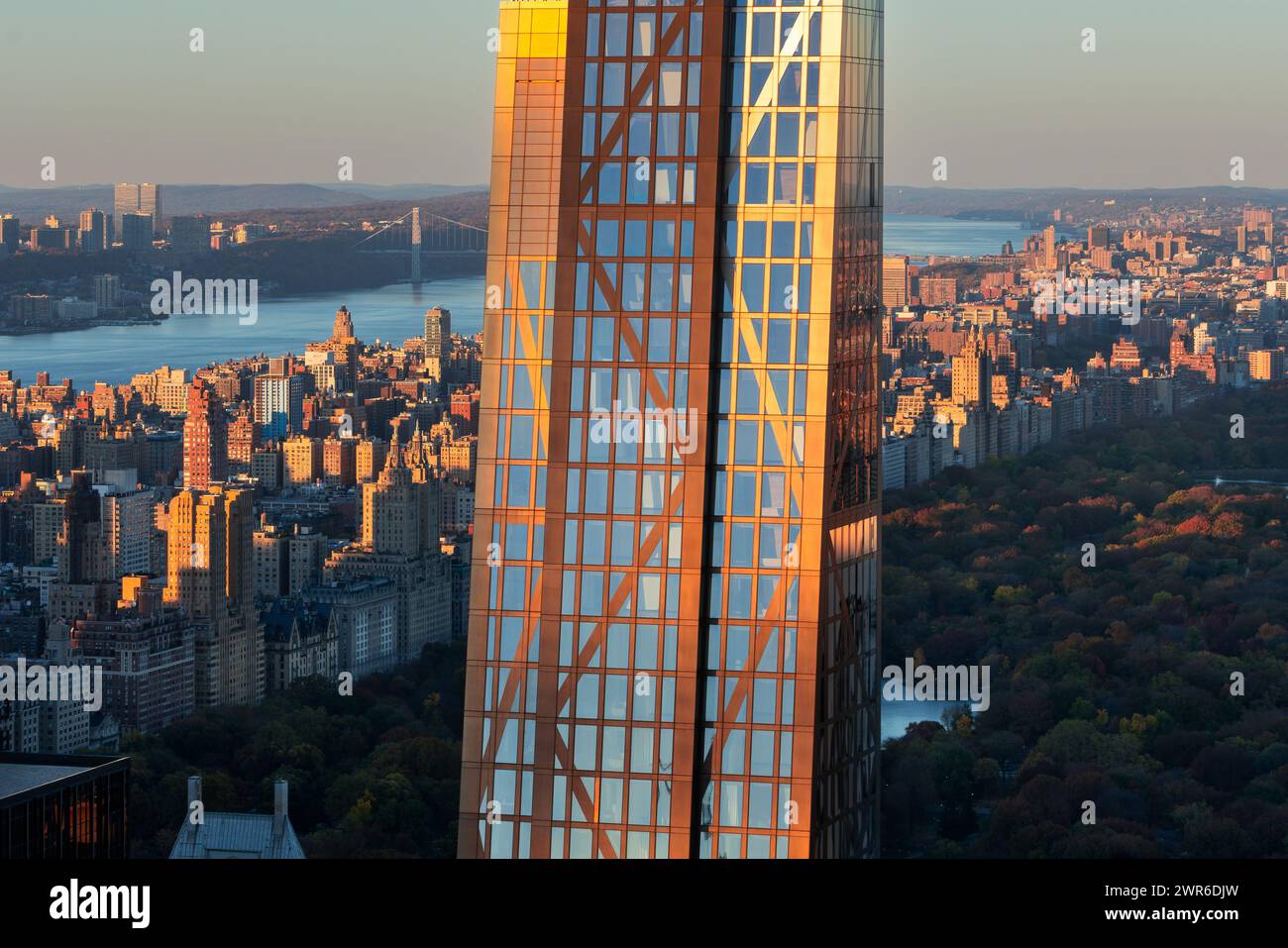 Vista aérea de la ciudad de Nueva York de un rascacielos de lujo de la fila de multimillonarios al atardecer. Midtown Manhattan con vista a Central Park y Upper West Side Foto de stock