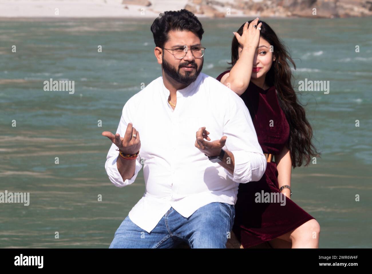 En medio de desafíos imprevistos, la duda y el arrepentimiento eclipsan sus expresiones mientras la pareja lucha por capturar el momento perfecto antes de la boda Foto de stock