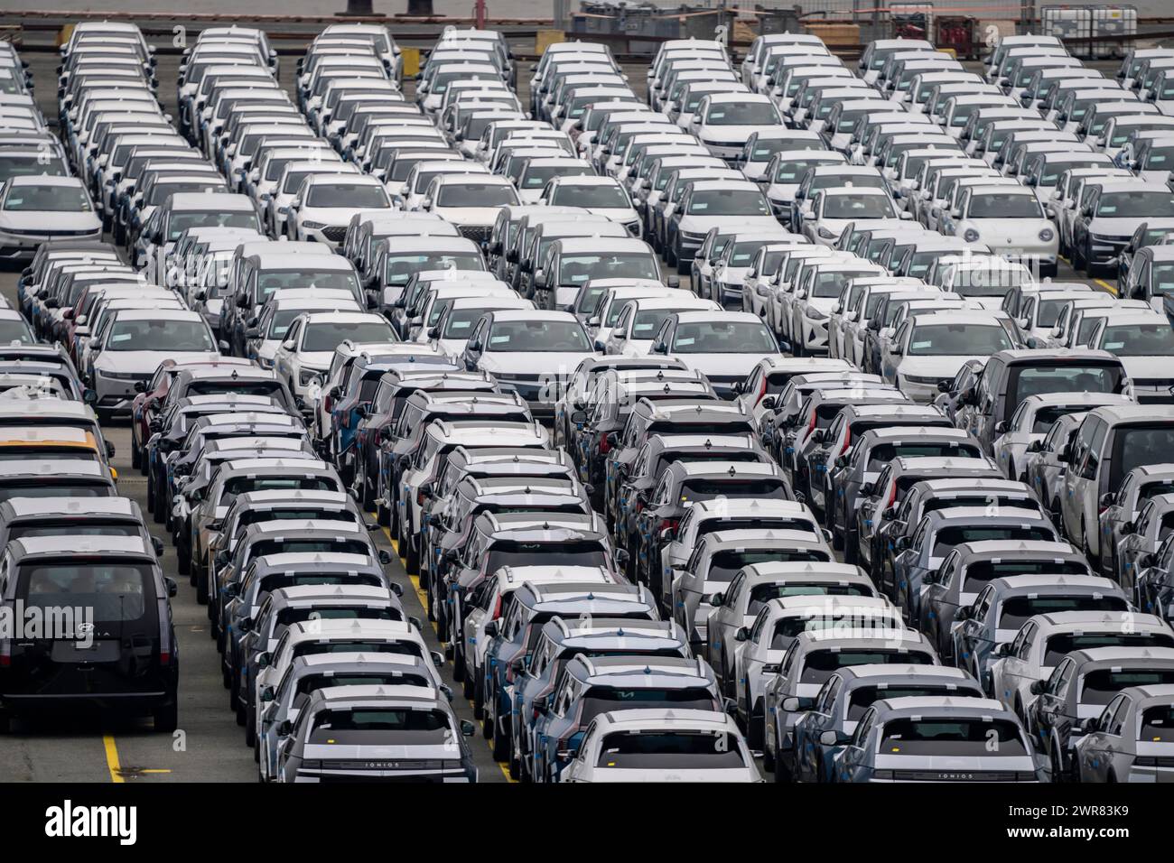 Espacio de estacionamiento para vehículos de importación, cientos de Hyundai Ioniq, coches eléctricos, en espera de transporte, en la terminal de contenedores EUROGATE en Foto de stock