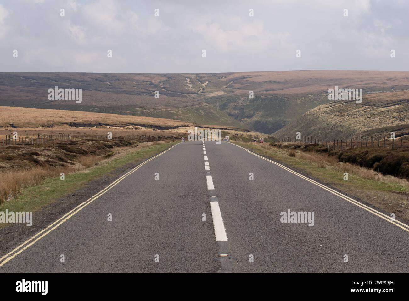 Snake Pass carretera Derbyshire. Entrada al descenso por carretera a través de Pennine Hills, Peak District. Foto de stock