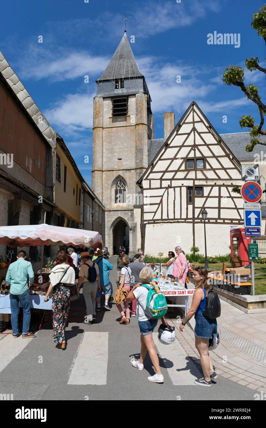 Europa, Francia, Región del Centre-Val de Loire, Aubigny-sur-Nère, Iglesia de San Martín (Église Saint-Martin de Aubigny-sur-Nère) con Mercado de la calle Foto de stock