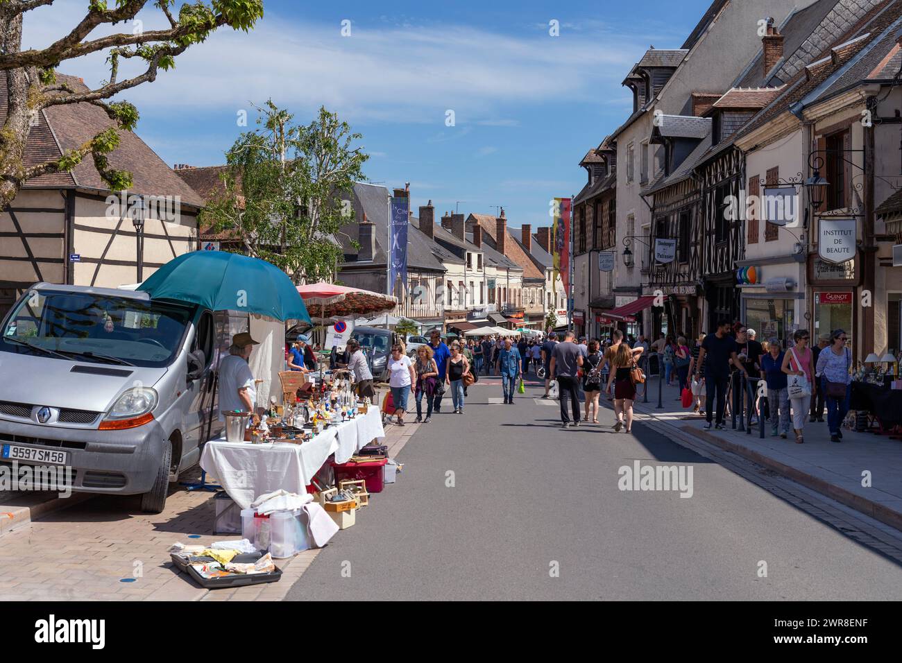 Europa, Francia, Región del Centro-Val de Loire, Aubigny-sur-Nère, Mercado callejero tradicional en el centro histórico de la ciudad Foto de stock