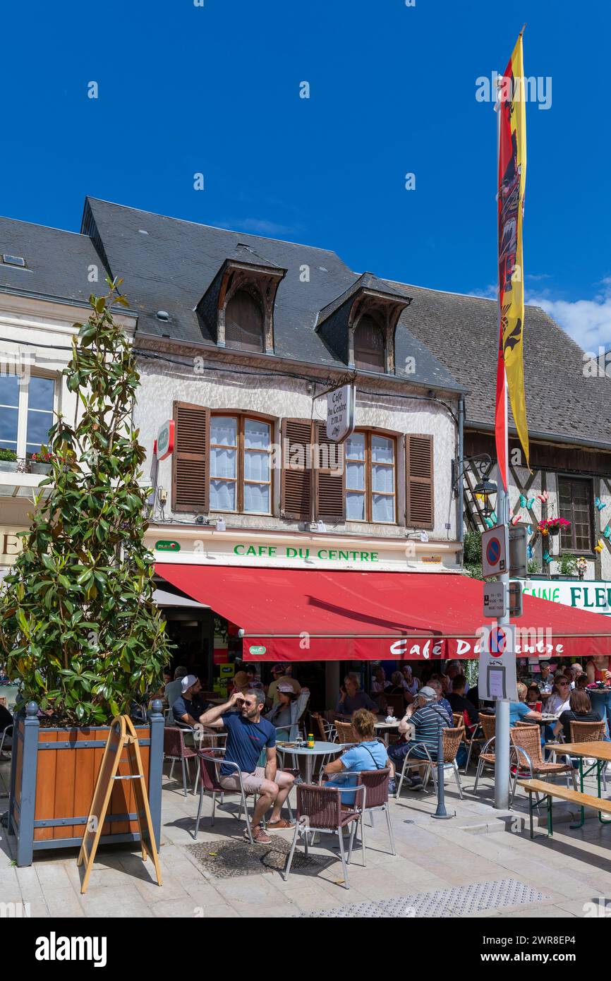 Europa, Francia, región del Centre-Val de Loire, Aubigny-sur-Nère, 'Café du Centre' en Rue du Prieuré Foto de stock