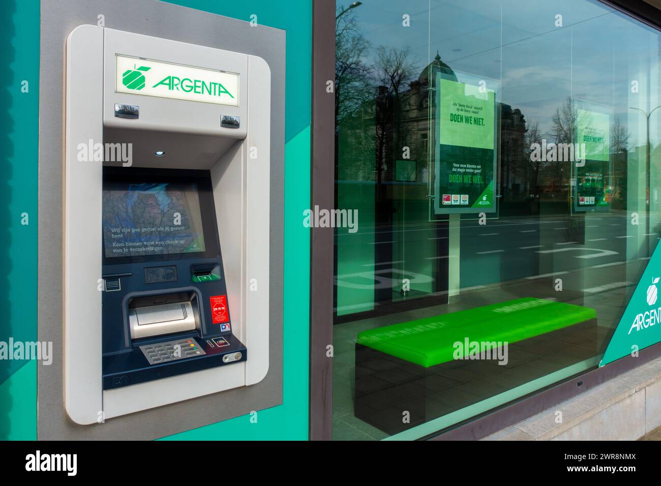 Cajero automático al aire libre dispensador / cashpoint de la oficina bancaria de Argenta en Flandes, Bélgica Foto de stock