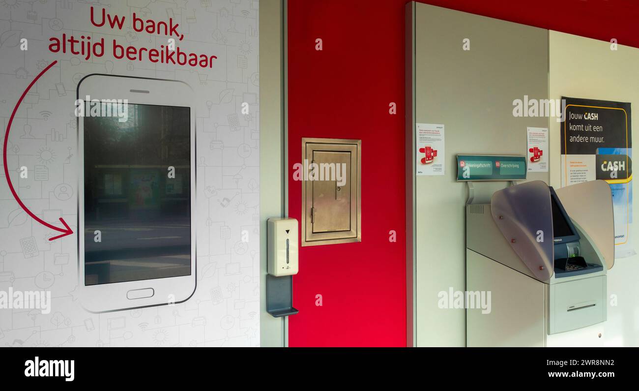 Cajero automático interior dispensador / cashpoint de la oficina bancaria de Belfius en el pueblo, Flandes Oriental, Bélgica Foto de stock