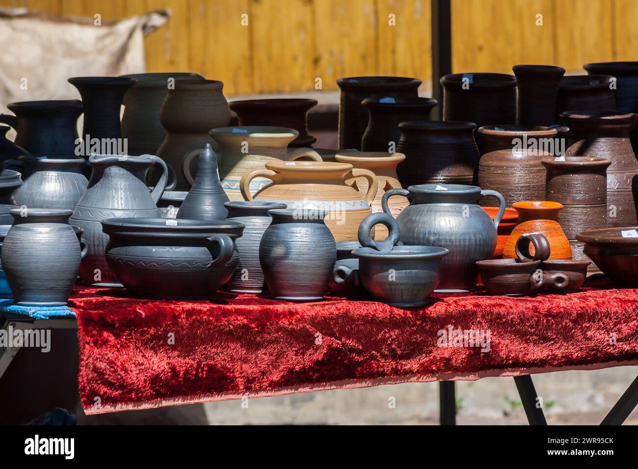 Platos de arcilla en la Feria Regional, Artesanía Popular, Polonia, Podlasie, Suprasl Foto de stock