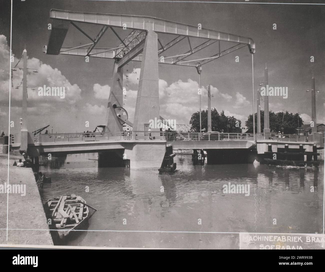 Puente del Almirante Ferwerda, Puente del Almirante Ferwerda, sobre el Kali Mas en Surabaya. Parte de la carpeta con fotos de puentes construidos por el N.V. Machinefabriek Braat en Surabaya y destinados a varios lugares en las Indias Orientales Holandesas, desde el período 1931-1940., Anónimo, Surabaya, 1940, soporte fotográfico, impresión de gelatina plateada, altura 181 mm x ancho 238 mm, fotografía Foto de stock