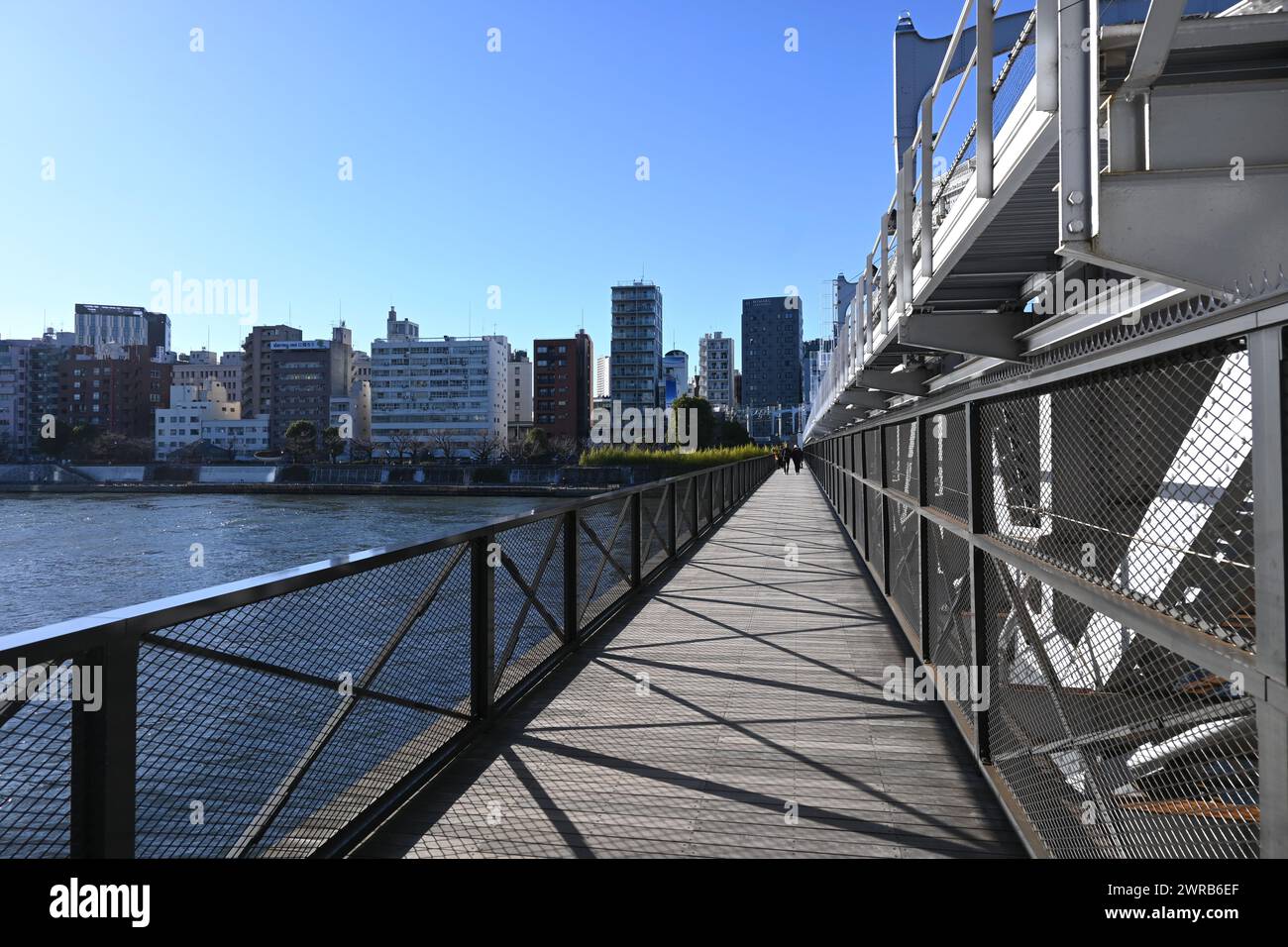 Puente del Paseo del Río Sumida – Ciudad de Sumida, Tokio, Japón – 27 de febrero de 2024 Foto de stock