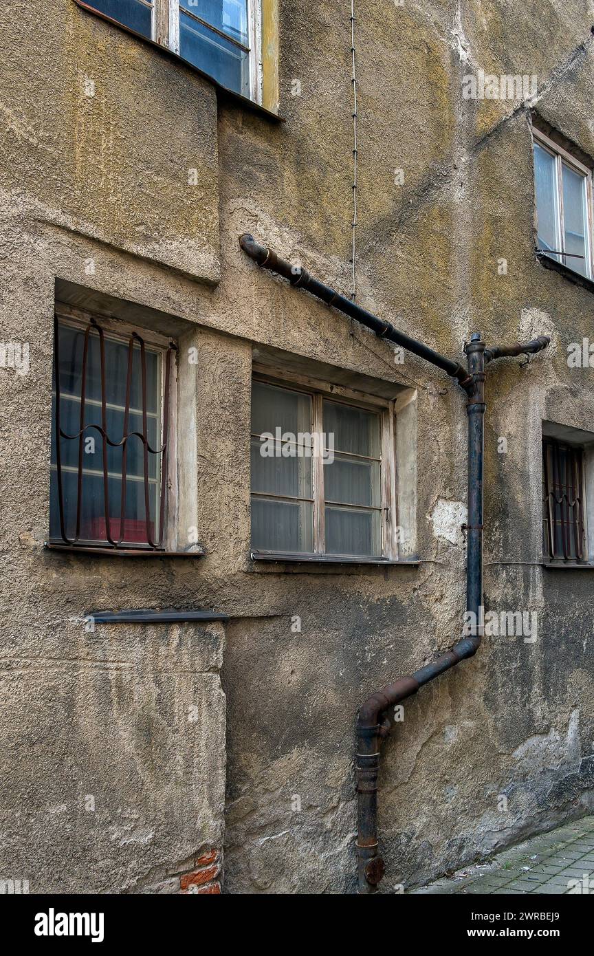 Fachada podrida con tubería de alcantarillado exterior, Kempten, Allgaeu, Baviera, Alemania Foto de stock