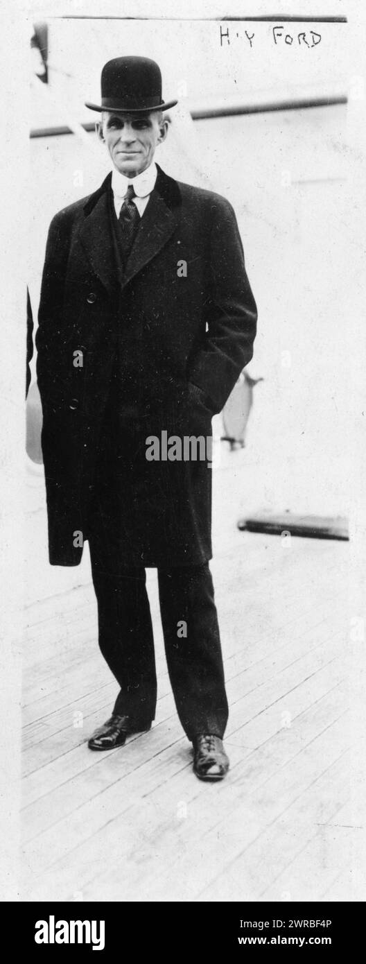 Henry Ford, retrato de cuerpo entero, de pie, mirando a la izquierda, 1916 2 de enero, 1 impresión fotográfica Foto de stock
