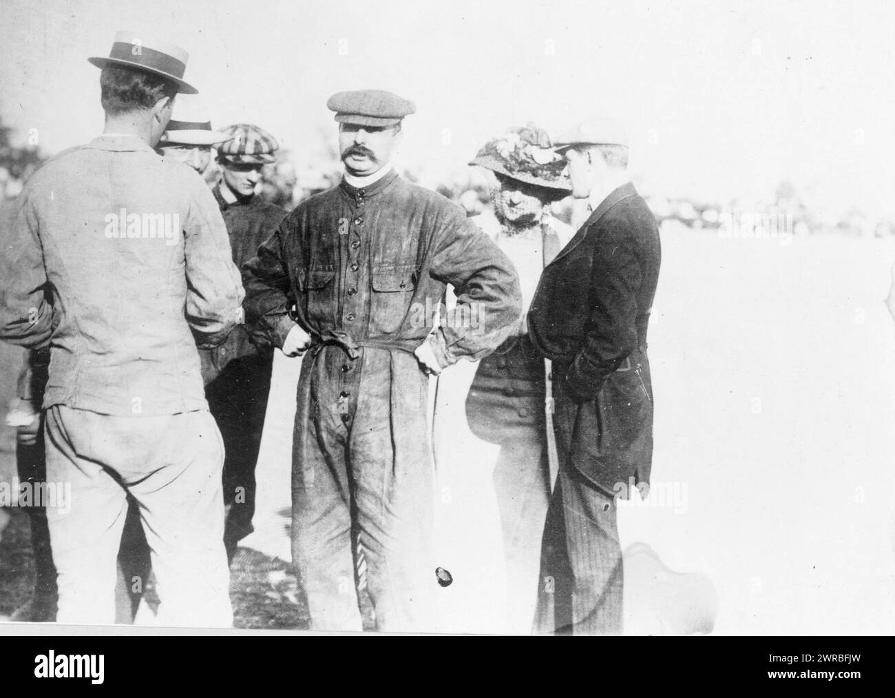 Louis Blériot, tres cuartos de longitud, mirando ligeramente a la izquierda, con otras cinco personas, entre 1900 y 1910, Blériot, Louis, 1872-1936, impresiones fotográficas, 1900-1910., Impresiones fotográficas, 1900-1910, 1 impresión fotográfica Foto de stock