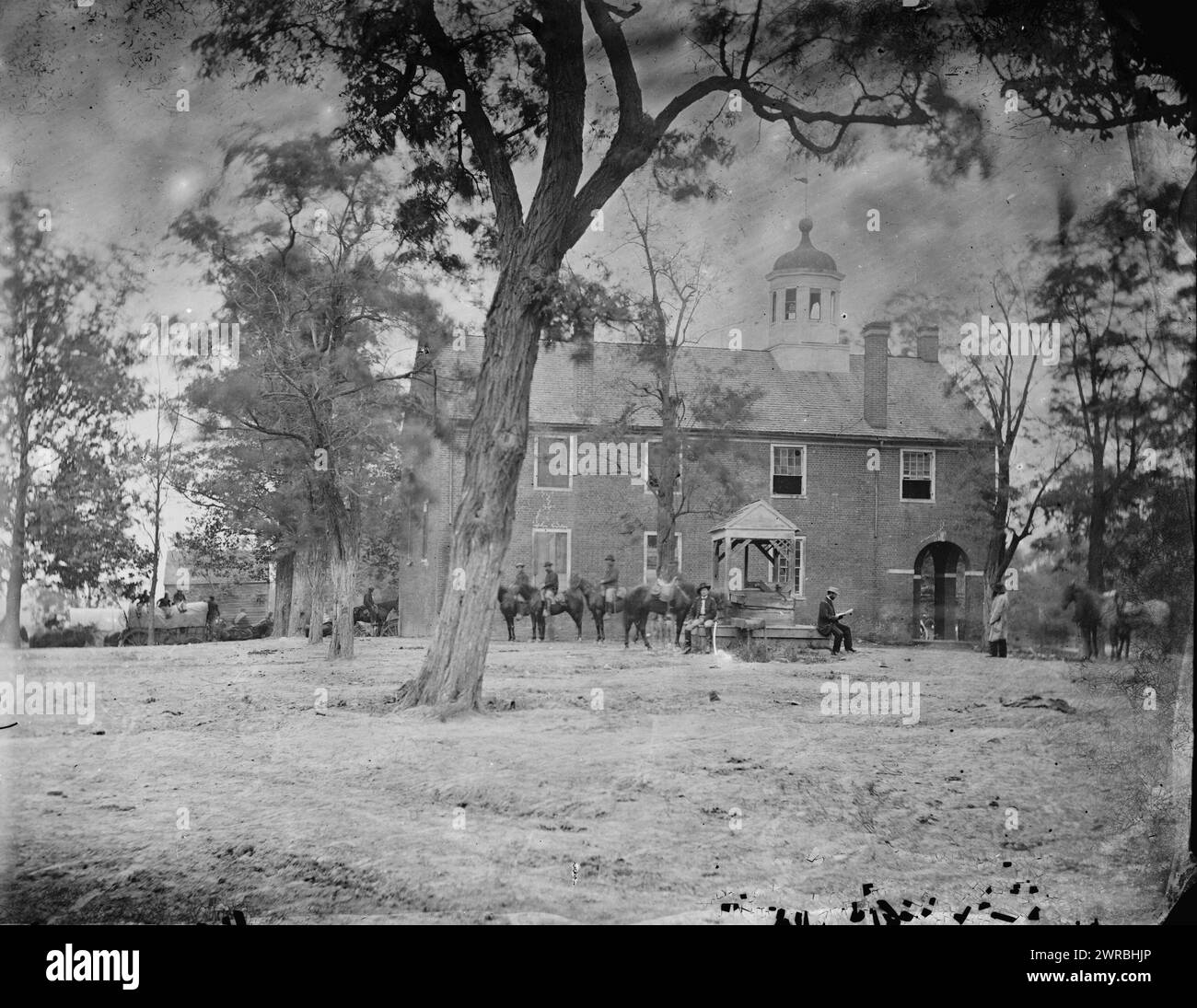 Fairfax Court House, Va. El juzgado, fotografía del principal teatro oriental de la guerra, Gettysburg, junio-julio de 1863. La campaña de Gettysburg comenzó en Virginia. El ejército de Lee se movía hacia el norte. El ejército de la Unión Hooker mantuvo el ritmo de Lee, manteniendo una posición entre los Confederados y Washington. Los caballeros de esta fotografía eran parte de la fuerza de la Unión. La campaña llegó a su punto culminante con la Batalla de Gettysburg, del 1 al 3 de julio, O'Sullivan, Timothy H., 1840-1882, fotógrafo, 1863 junio., Estados Unidos, Historia, Guerra civil, 1861-1865, Negativos de vidrio, 1860-1870, Estéreo, 1860-1870 Foto de stock