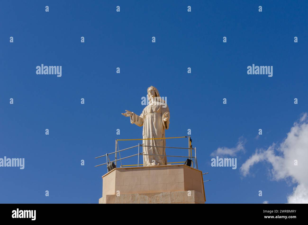 ALMERÍA, ESPAÑA - 23 DE FEBRERO de 2024 Estatua de mármol blanco del Sagrado Corazón de Jesús en una de las mejores vistas panorámicas de la ciudad de Almería en España Foto de stock