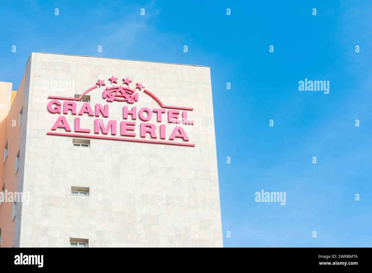 ALMERÍA, ESPAÑA - 11 DICIEMBRE 2023 Gran Hotel Almería, uno de los hoteles más característicos de la ciudad con una ubicación privilegiada con vistas al Mediterráneo Foto de stock