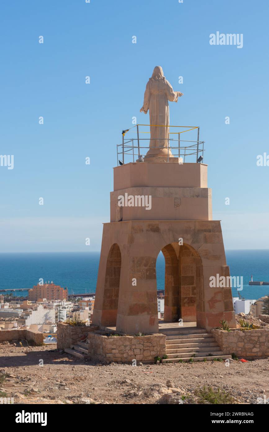 ALMERÍA, ESPAÑA - 23 DE FEBRERO de 2024 Estatua de mármol blanco del Sagrado Corazón de Jesús en una de las mejores vistas panorámicas de la ciudad de Almería en España Foto de stock