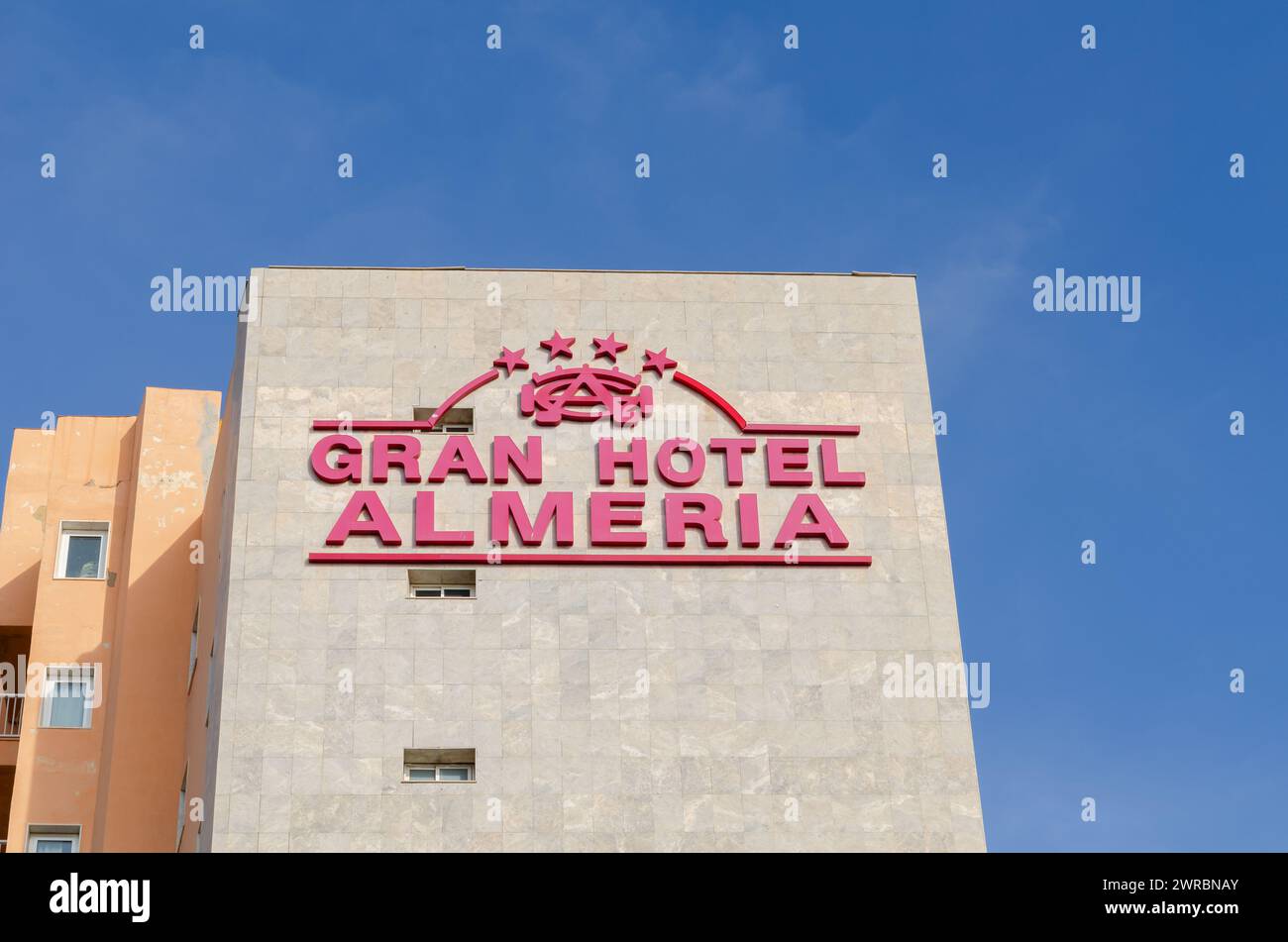ALMERÍA, ESPAÑA - 11 DICIEMBRE 2023 Gran Hotel Almería, uno de los hoteles más característicos de la ciudad con una ubicación privilegiada con vistas al Mediterráneo Foto de stock