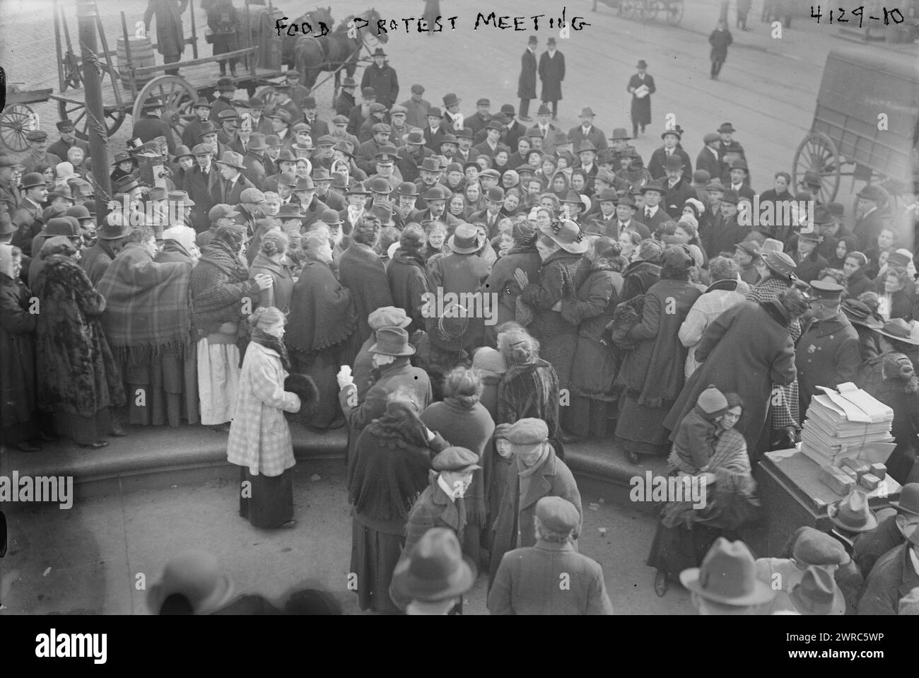 Reunión de protesta alimentaria en East Broadway y Rutgers Street, Nueva York, Nueva York, muestra fotos de protesta liderada por Ida Harris, presidenta del Comité de Vigilancia de la Madre, y la anarquista Marie Ganz, ambos miembros de la Liga de Precios Antialtos de las Madres, 1917 20 de febrero, Glass Negatives, 1 Negativo: Glass Foto de stock