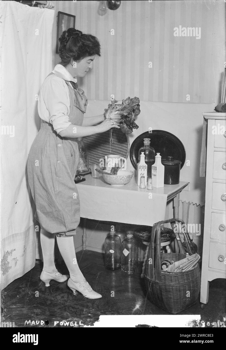 Maud Powell, Foto muestra al violinista estadounidense Maud Powell (1867-1920) preparando comida., entre aprox. 1915 y ca. 1920, Negativos de vidrio, 1 negativo: Vidrio Foto de stock