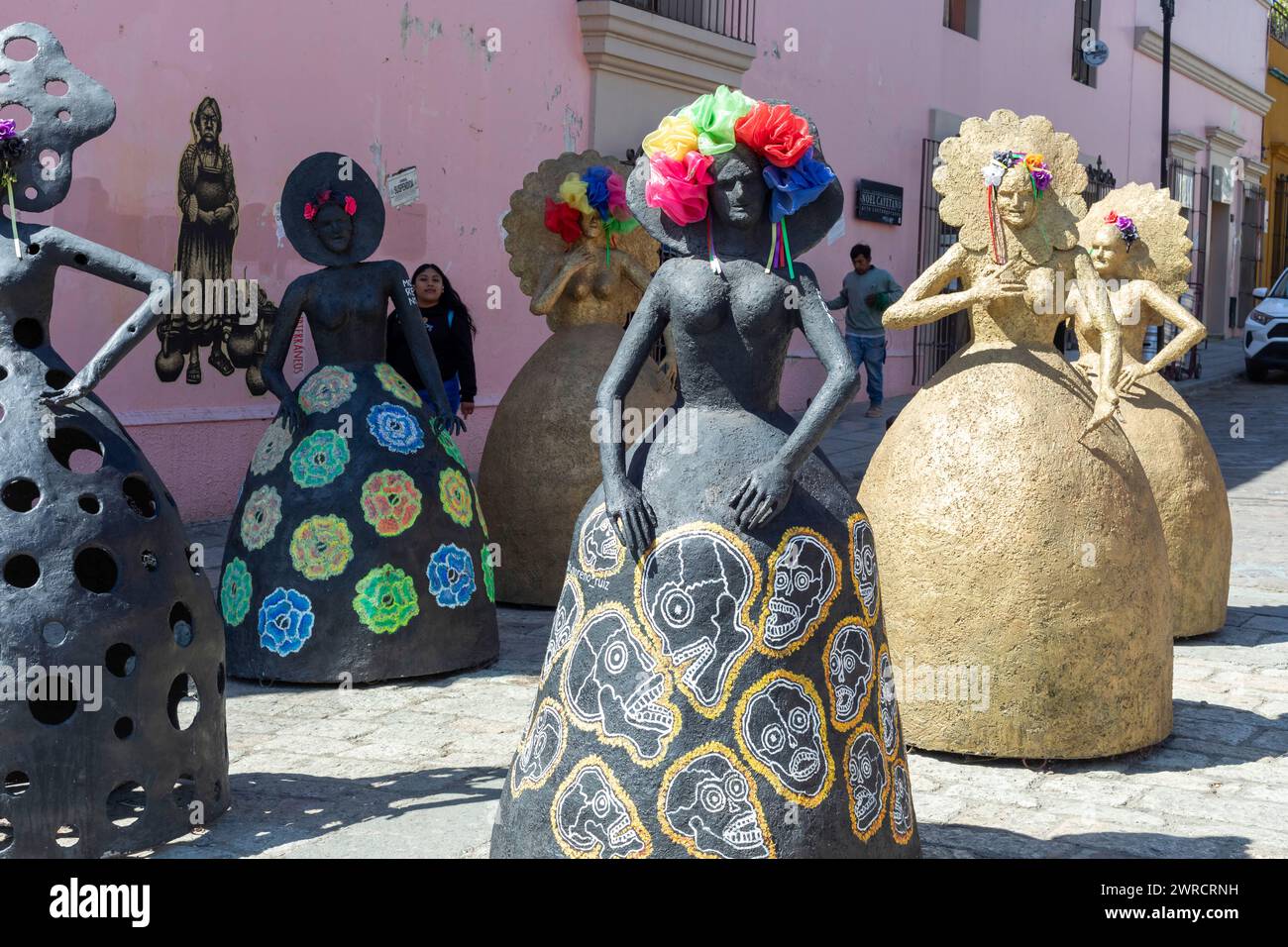 Oaxaca, México - Esculturas de mujeres en la calle peatonal. Foto de stock